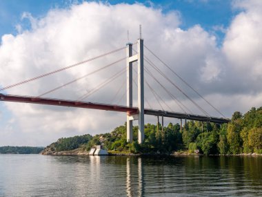 Tjorn Köprüsü, İsveç 'in batısındaki Bohuslan' da Stenungsund ve Tjorn arasında Askerofjord üzerinde kablolu köprü.