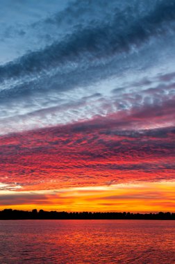 Gün batımında bulutlu manzara