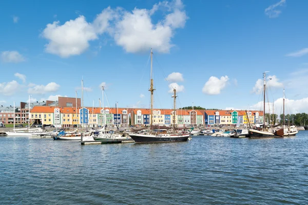 Casas coloridas en el puerto Hellevoetsluis, Países Bajos — Foto de Stock
