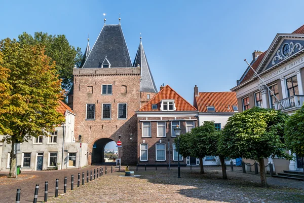 Koornmarkt gate en Kampen, Países Bajos — Foto de Stock