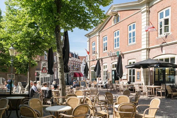Personas en Groenmarkt Square en Amersfoort, Países Bajos — Foto de Stock