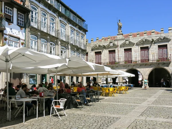 Oliveira plein in Guimaraes, Portugal — Stockfoto