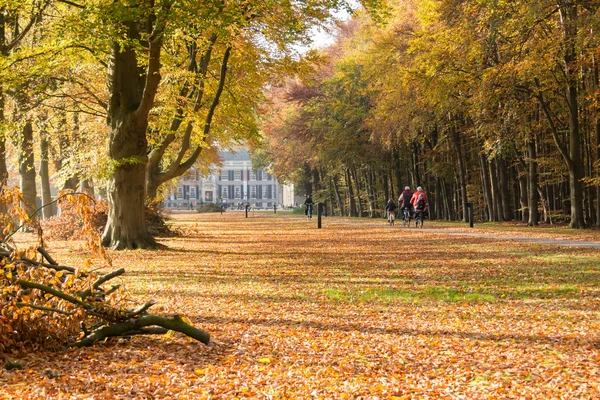 Bicylists w pobliżu zamku Groeneveld jesienią, Holandia — Zdjęcie stockowe