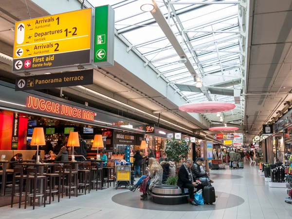 Schiphol Plaza shopping centre at Amsterdam Airport Holland — Stock Photo, Image