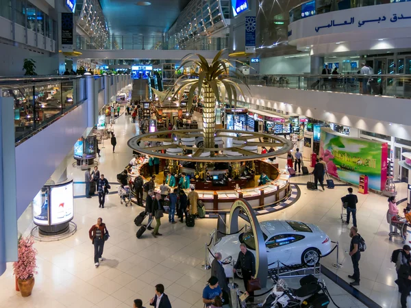 Zona comercial en la terminal del Aeropuerto Internacional de Dubai — Foto de Stock