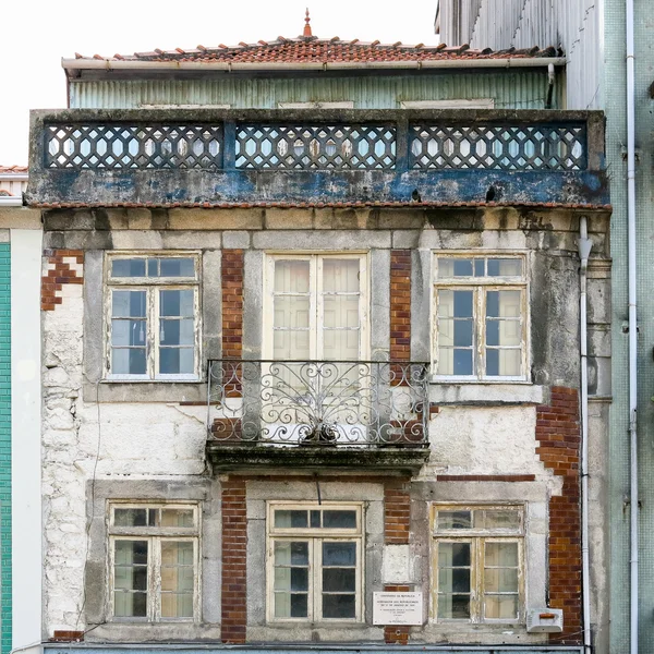 Velha casa deserta no Porto, Portugal — Fotografia de Stock