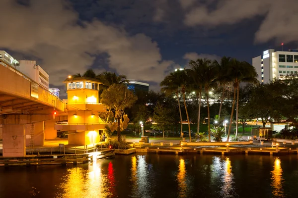 Neuen Fluss in der Innenstadt ft lauderdale in der Nacht, Florida, USA — Stockfoto