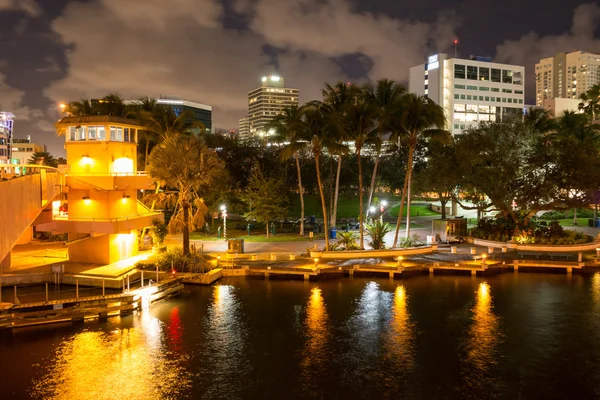 New River en el centro de Ft Lauderdale por la noche, Florida, EE.UU. — Foto de Stock