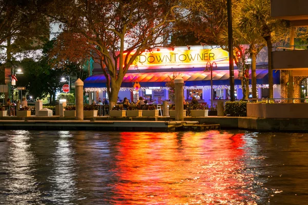 Downtowner restaurang i Ft Lauderdale på natten, Florida, Usa — Stockfoto