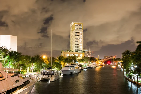 New River no centro da cidade de Ft Lauderdale à noite, Flórida, EUA — Fotografia de Stock