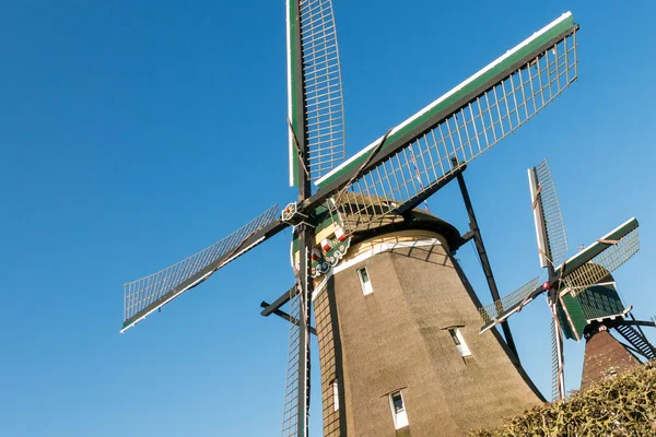 Molino de viento grande y pequeño, Holanda — Foto de Stock