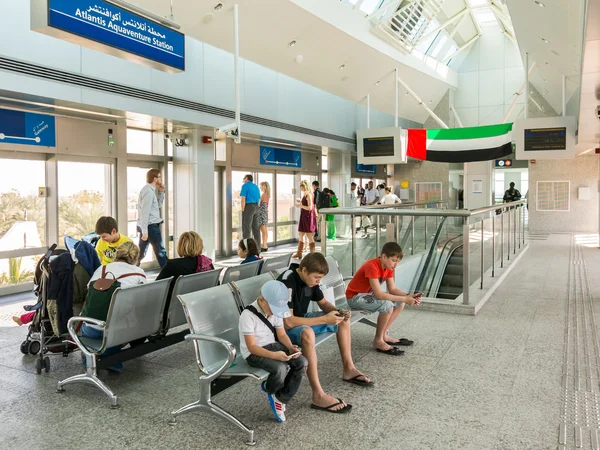 People waiting at Palm Monorail Station in Dubai — Stock Photo, Image