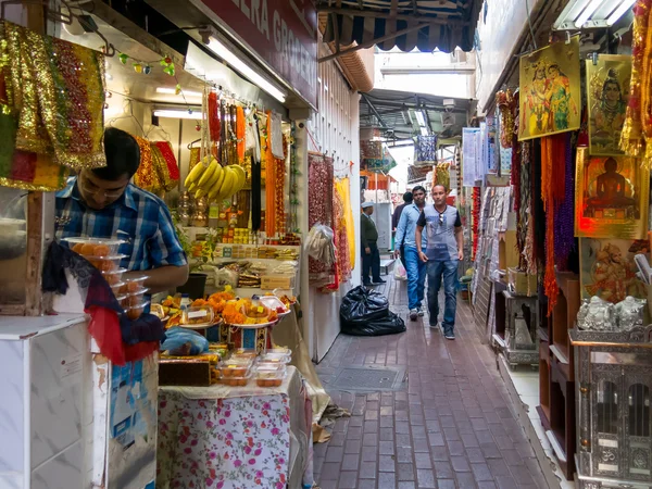 Una strada stretta nel souk a Bur Dubai — Foto Stock