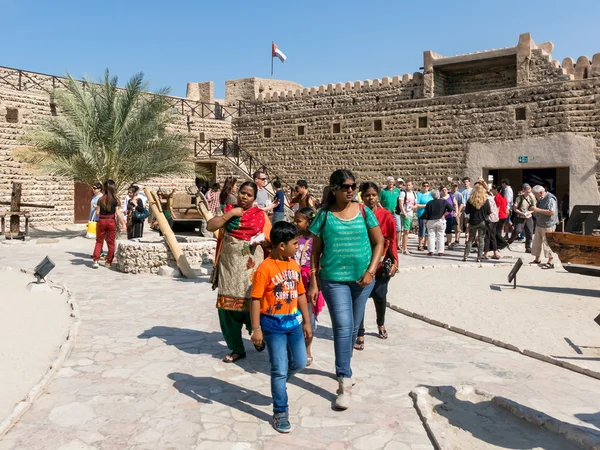 Los turistas que visitan el Museo de Dubai en el patio de Al Fahidi Fort — Foto de Stock