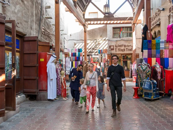 Tourists in textile souk in Bur Dubai — Stockfoto