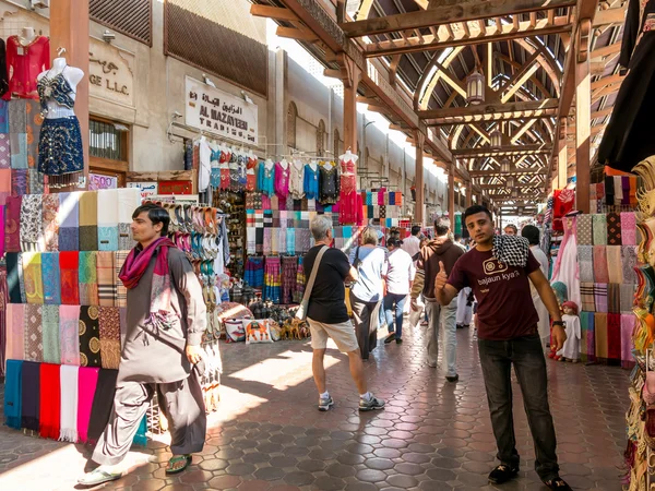 Shops in textile souk in Bur Dubai — Stock Photo, Image