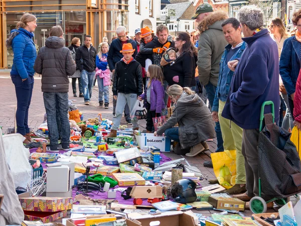 Goederen verkopen gebruikt op King's dag rommelmarkt in Holland — Stockfoto