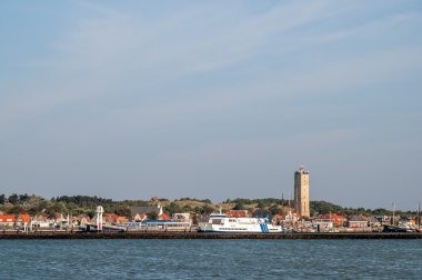 Bir West-Terschelling manzarası ile Brandaris deniz feneri, Hollanda