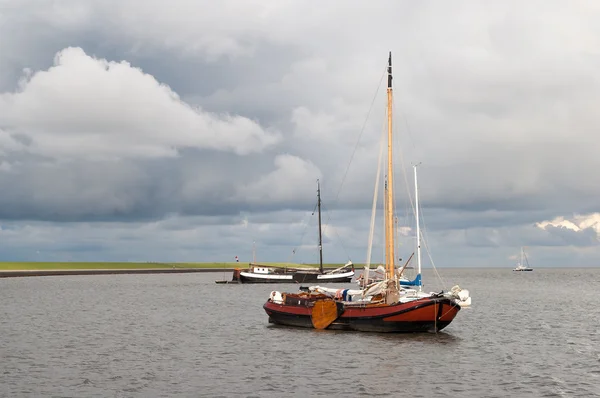 Regenwolken en zeilboten — Stockfoto