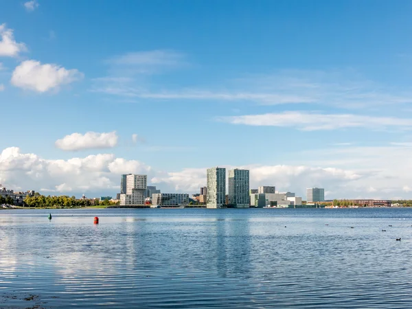 Waterkant skyline van Almere-Stad van Weerwater, Nederland — Stockfoto