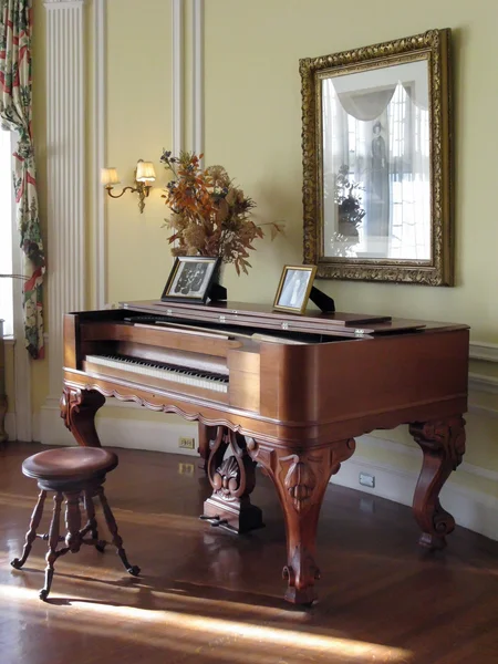 Vierkant piano in Casa Loma, Toronto — Stockfoto
