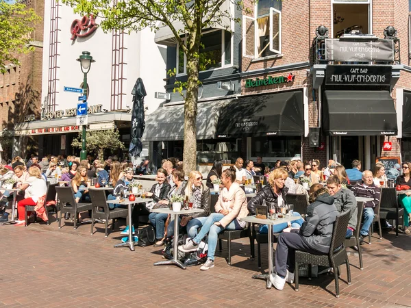 People enjoying drinks on outdoor terrace of cafe in Hilversum, — Stock Photo, Image