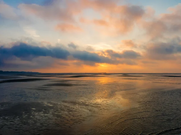 Wetlands zonsondergang op de Noordzee in de buurt van Rotterdam, Nederland — Stockfoto