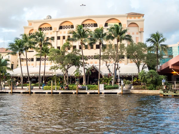 Irský bar podél nové řeky v Ft Lauderdale, Florida — Stock fotografie