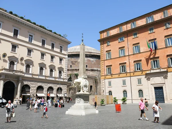 Berninis staty på Piazza della Minerva, Rom — Stockfoto