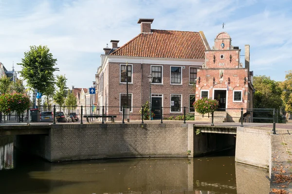 Canal con casa antigua en Franeker, Países Bajos — Foto de Stock