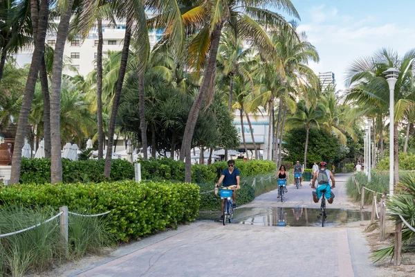 People cycling on South Beach Boardwalk, Miami, Florida — Stock fotografie