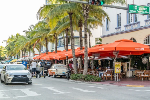Streetscene of Ocean Drive in Miami Beach, Florida — Stockfoto