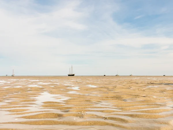 Barcos en pisos de arena Mar de Wadden —  Fotos de Stock