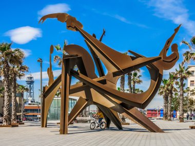 Barcelona'da Plaza del Mar heykel
