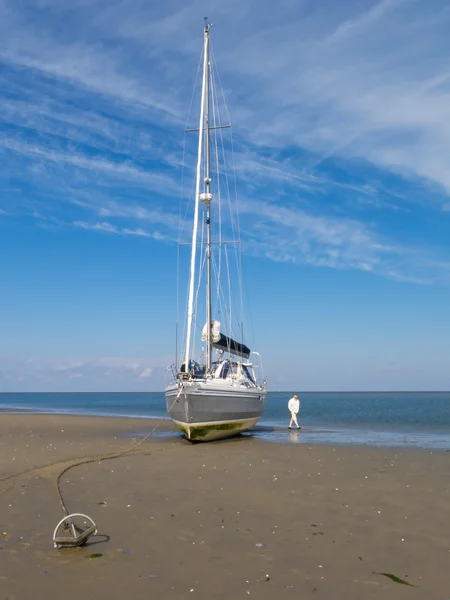 Barca a vela in spiaggia, Wadden Sea, Paesi Bassi — Foto Stock