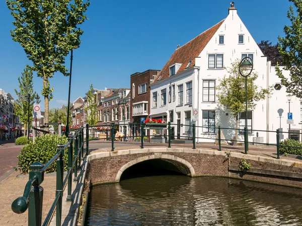 Puente sobre el canal en Gouda, Holanda — Foto de Stock