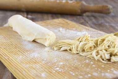 Ev yapımı makarna, makarna veya erişte ahşap tablo.