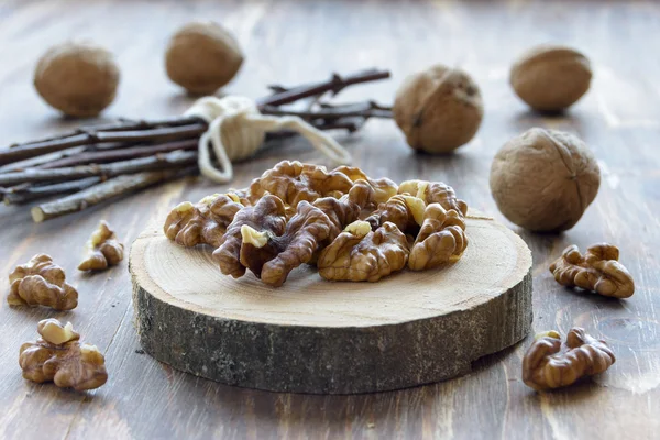 Ореховые ядра и целые грецкие орехи — стоковое фото