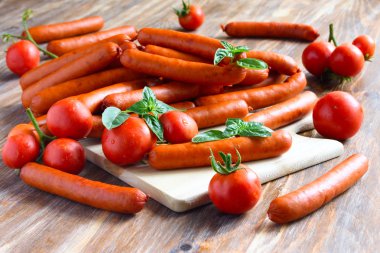 domates ve sosis masada