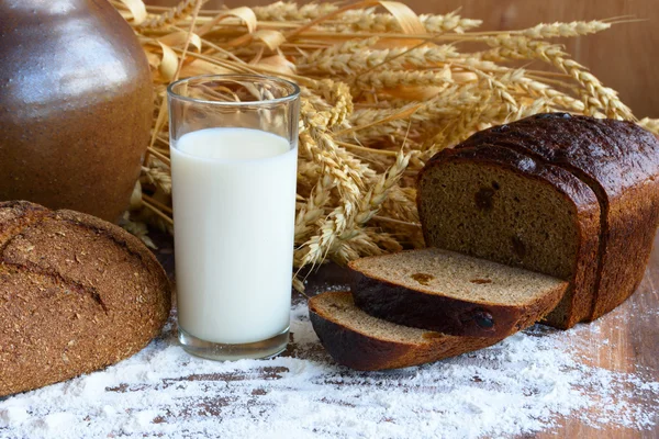 Un vaso de leche y pan fresco crujiente —  Fotos de Stock