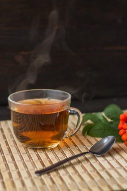 Bitki çayı ile rowanberry