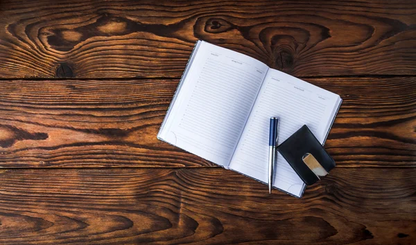 Copybook en blanco con la pluma en la mesa de madera — Foto de Stock