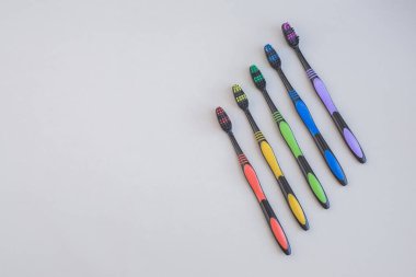 Gri arkaplanda çok renkli diş fırçaları seti