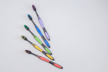 Gri arkaplanda çok renkli diş fırçaları seti