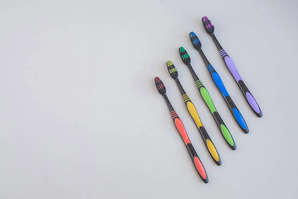 Набор Разноцветных Зубных Щёток Сером Фоне — стоковое фото