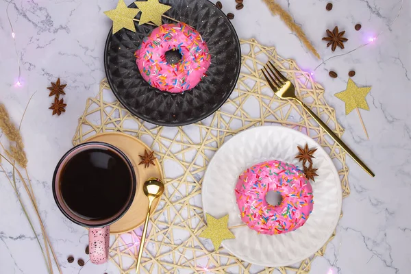 Rosados Donuts Con Taza Café Negro Sobre Fondo Mármol Blanco — Foto de Stock