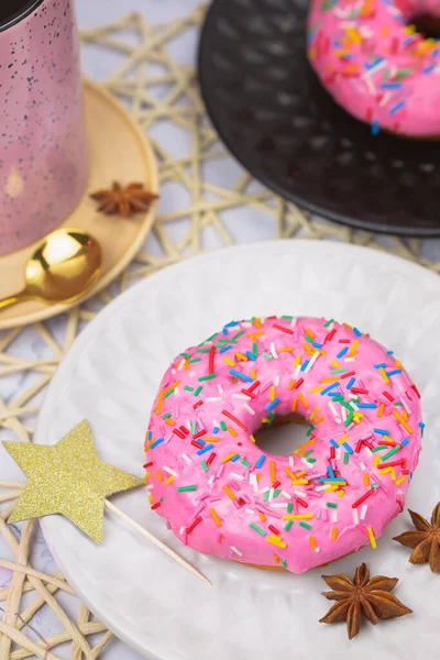 Rosados Donuts Con Taza Café Negro Sobre Fondo Mármol Blanco — Foto de Stock