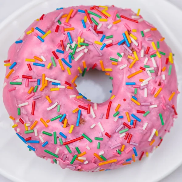 Rosados Donuts Con Taza Café Negro Sobre Fondo Mármol Blanco —  Fotos de Stock