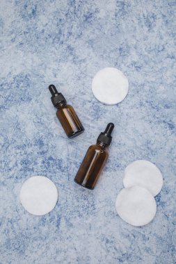 Kozmetik, temel yağlar ve doğal ilaçlar için kahverengi cam şişeler.