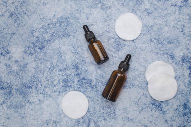 Kozmetik, temel yağlar ve doğal ilaçlar için kahverengi cam şişeler.